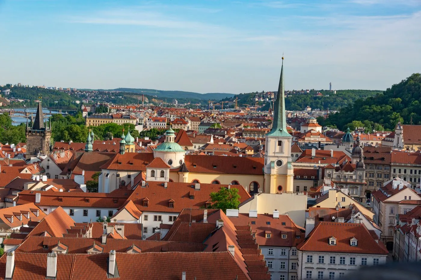 Panoramatický pohled na Prahu s Pražským hradem
