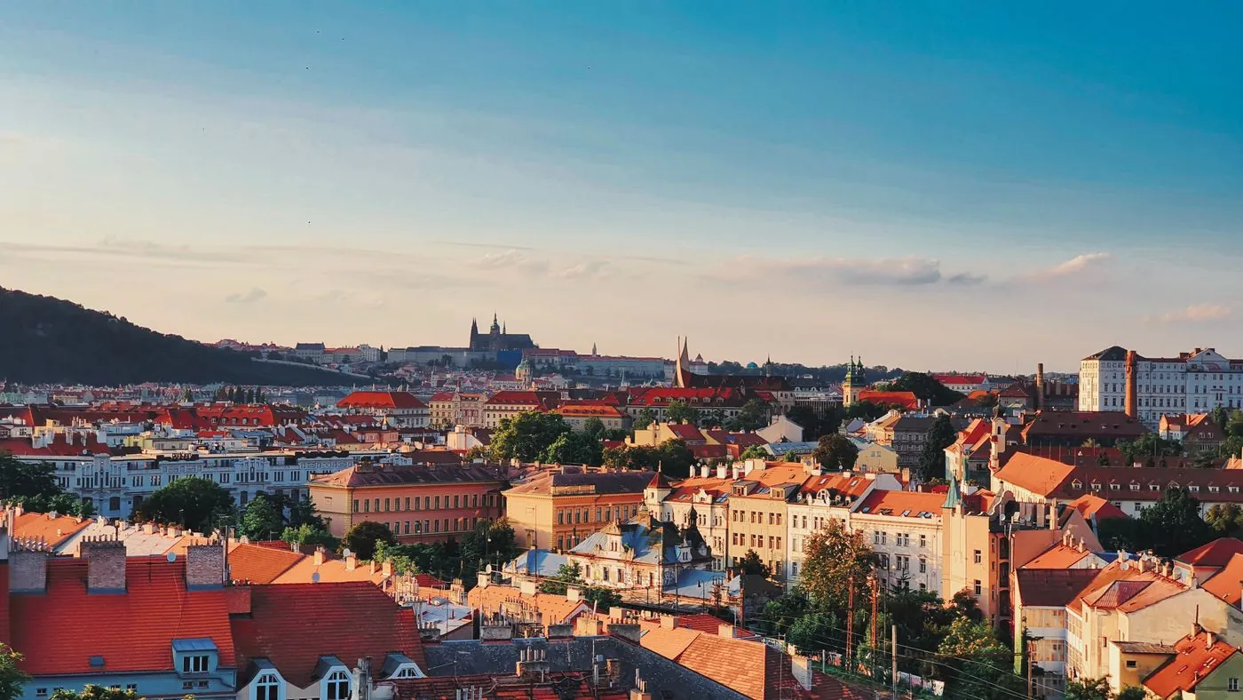 Střechy Prahy při zapadajícím slunci