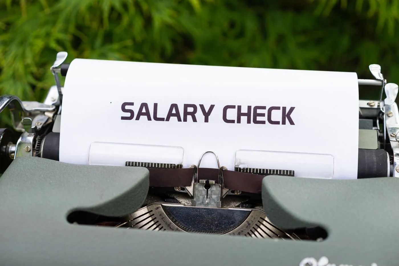 Psací stroj píše na papír nápis Salary Check
