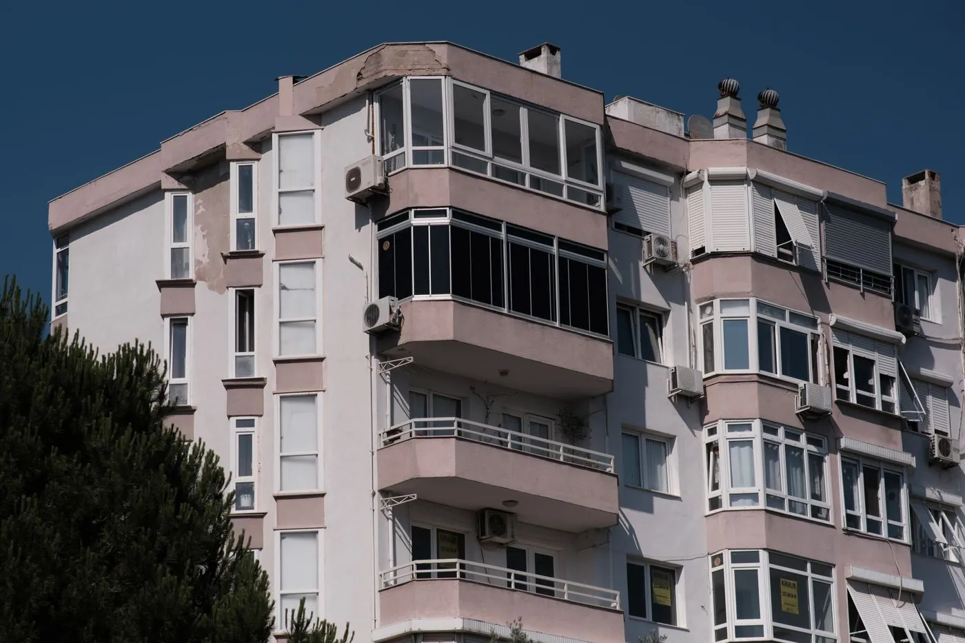 Fasáda bytového domu s balkony
