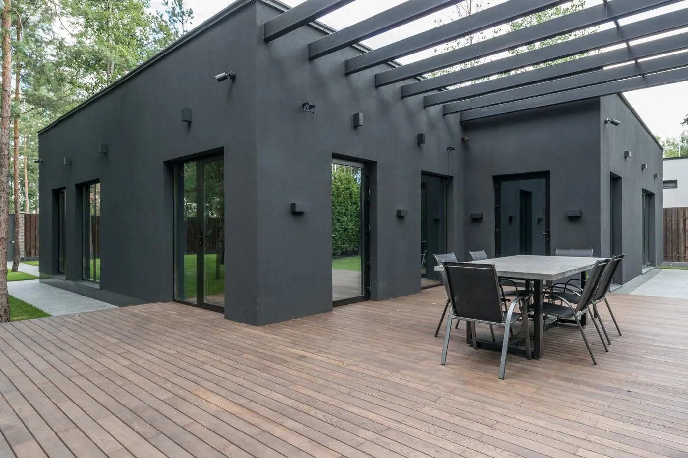 moderní dům s terasou a zahradním posezením