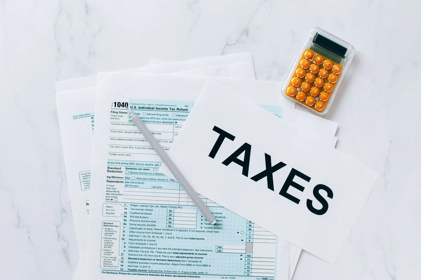 daňové formuláře, kalkulačka a cedulka Taxes