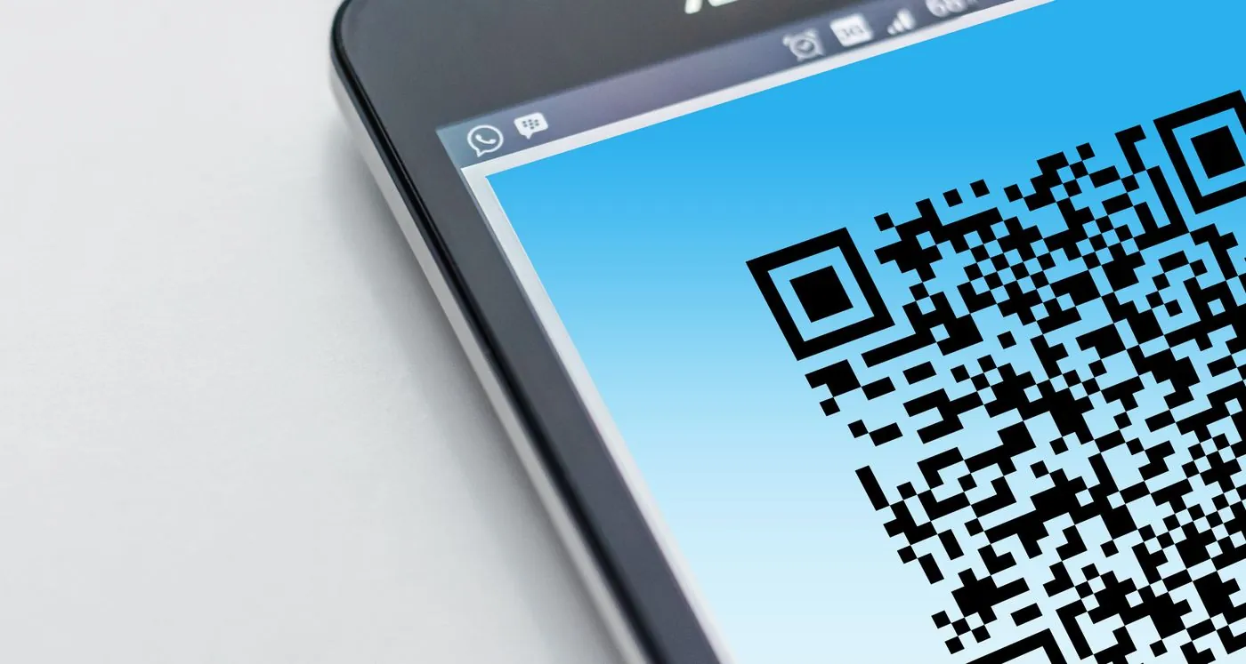 Telefon zobrazuje QR kód na displeji