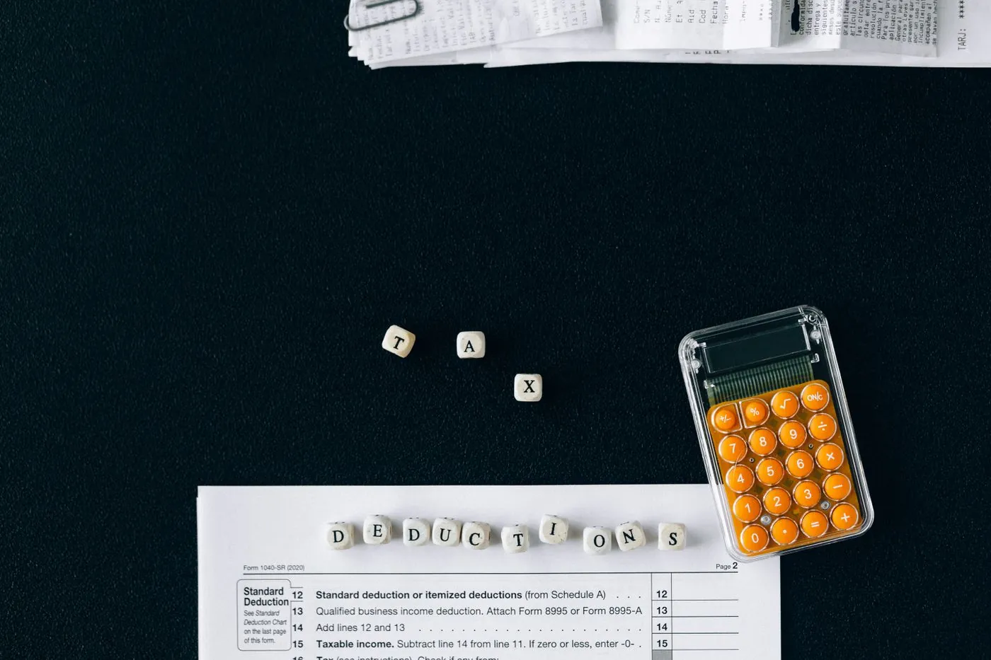 Kalkulačka a formulář odpočtů s kostkami s nápisem tax