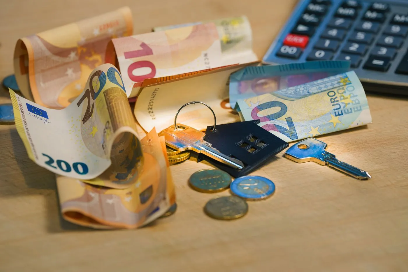 Eurobankovky s klíči od domu na stole